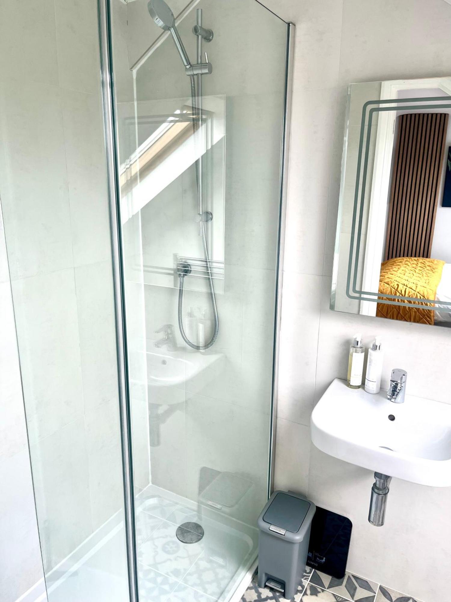 Spacious And Stylish Home Bath Extérieur photo