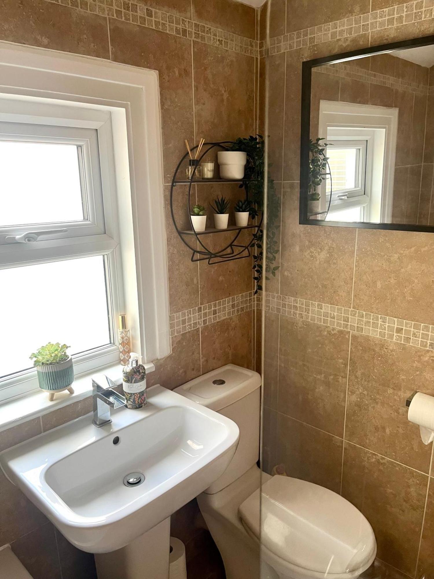 Spacious And Stylish Home Bath Extérieur photo